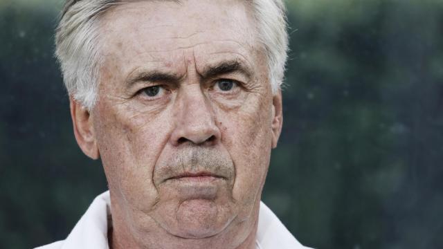 Carlo Ancelotti, durante la primera parte del partido ante el Milan.