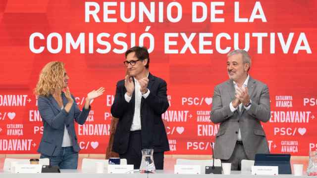 La cabeza de lista por Barcelona, Meritxell Batet, el líder del PSC, Salvador Illa, y el alcalde de Barcelona, Jaume Collboni.