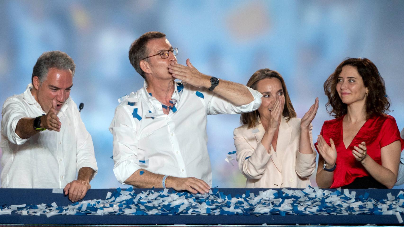 Elías Bendodo, Alberto Núñez Feijóo y Cuca Gamarra e Isabel Díaz Ayuso en la celebración electoral en Génova.