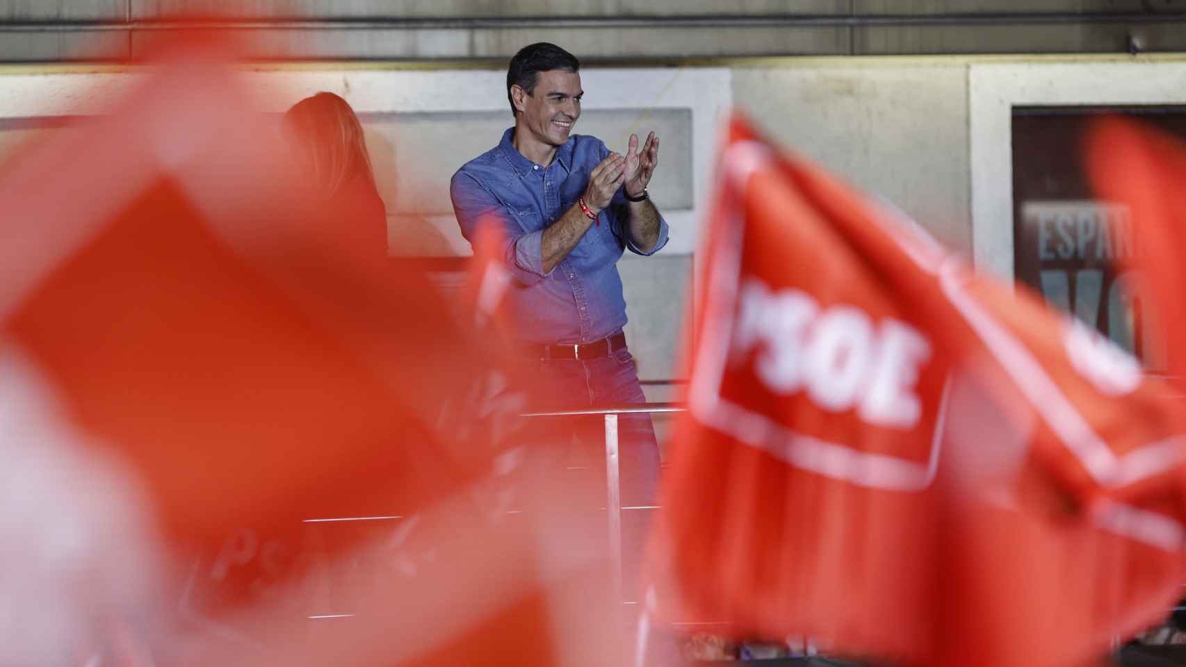 Pedro Sánchez celebra sus resultados frente a los simpatizantes del PSOE.