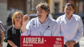 El secretario general del PSE-EE, Eneko Andueza, y los candidatos por Álava al Congreso, Daniel Senderos , y al Senado, Julia Liberal, durante un acto electoral en Vitoria