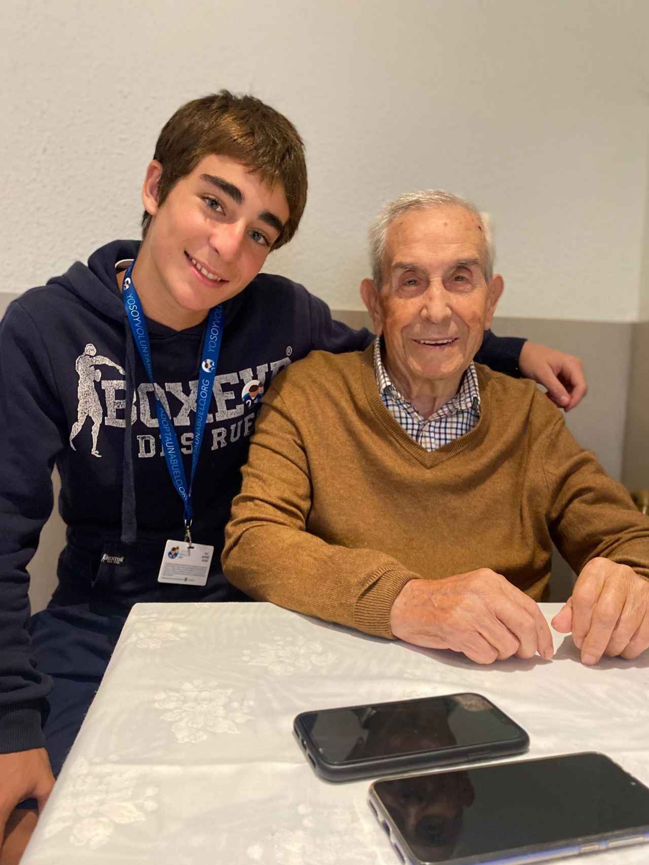 Voluntario del programa 'hackers' de Adopta un abuelo, con un usuario en una residencia.