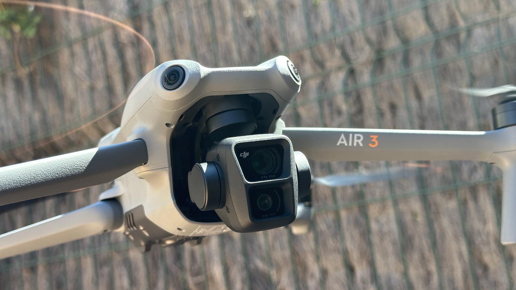 DJI Air 3 (DJI RC-N2), Drone con tele medio y cámaras primarias dobles gran  angular, tiempo de vuelo máximo de 46 minutos, detección de obstáculos