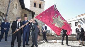 Actos de clausura del 875 aniversario del Milagroso e Invicto Pendón de Baeza, con la asistencia del alcalde de la capital leonesa, José Antonio Diez, y el presidente de las Cortes de Castilla y León, Carlos Pollán. En la imagen, acto de tremolación del Pendón