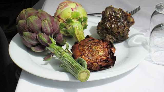 Un plato con alcachofas, en imagen de archivo.