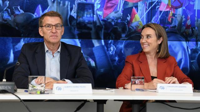 El presidente del Partido Popular, Alberto Núñez Feijóo, y la secretaria general del partido, Cuca Gamarra, durante la reunión del PP del lunes por la tarde.