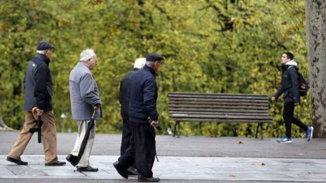 Un grupo de pensionistas caminando por un parque.