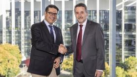 El Vicepresidente del BEI, Ricardo Mourinho Félix, junto al Consejero Delegado de Repsol, Josu Jon Imaz.