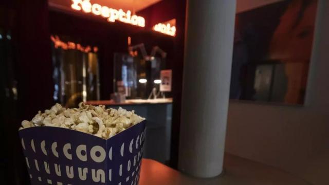 Un cubo de palomitas de una sala de cine española.