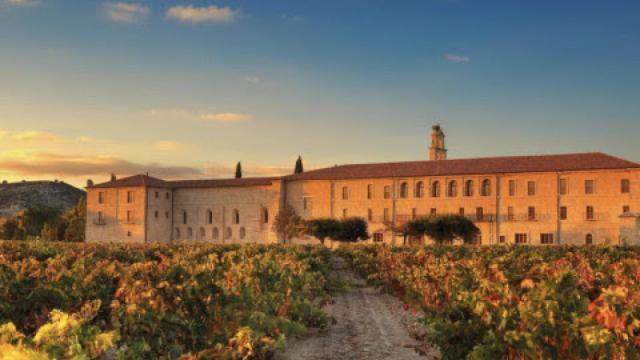 La fachada de la bodega Abadía Retuerta, en Valladolid.