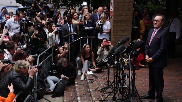 Kevin Spacey comparece ante la prensa en Londres tras ser absuelto de todos los cargos en su contra.