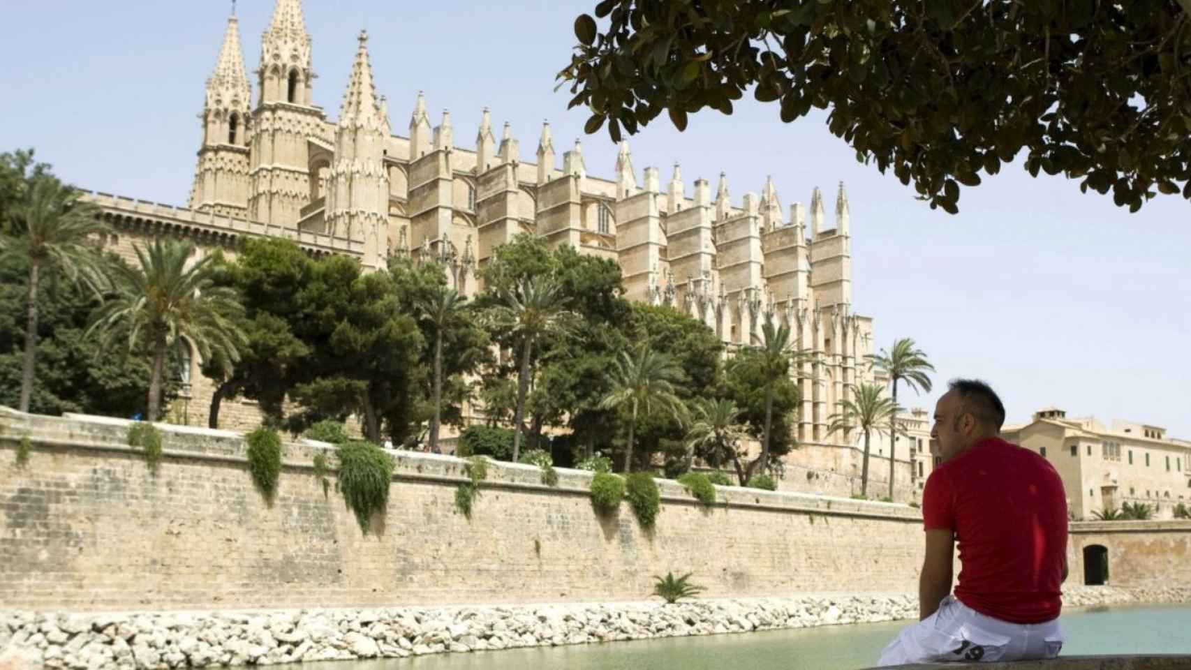 Un ciudadano de Palma de Mallorca frente a la catedral.