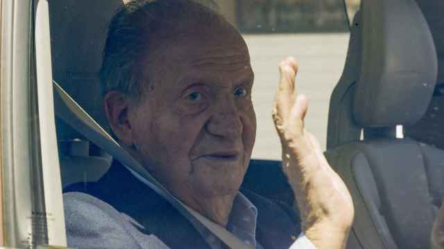 El rey Juan Carlos saluda a la prensa a su llegada a la casa de su amigo Pedro Campos.