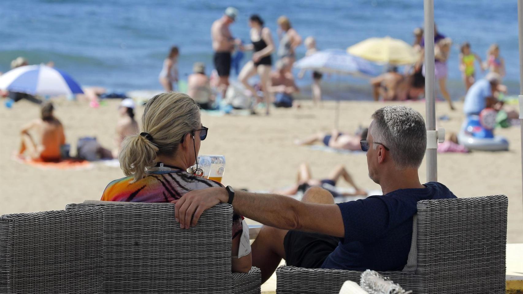 Foto de archivo de unos turistas en una terraza junto a la playa de Maspalomas.