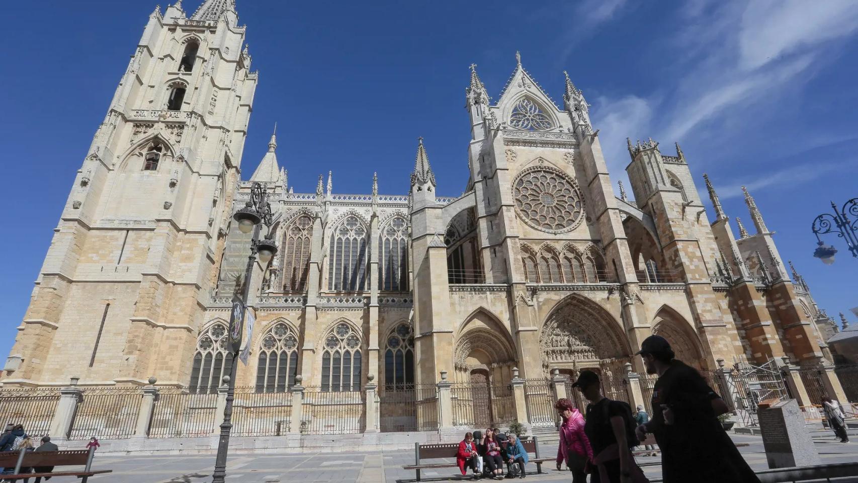Varias personas paseando cerca de la catedral de León.