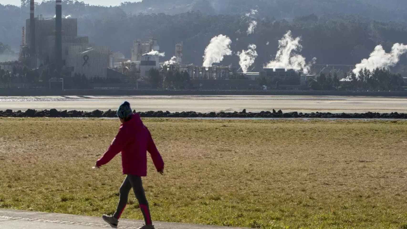 Una joven pasea por Pontevedra.