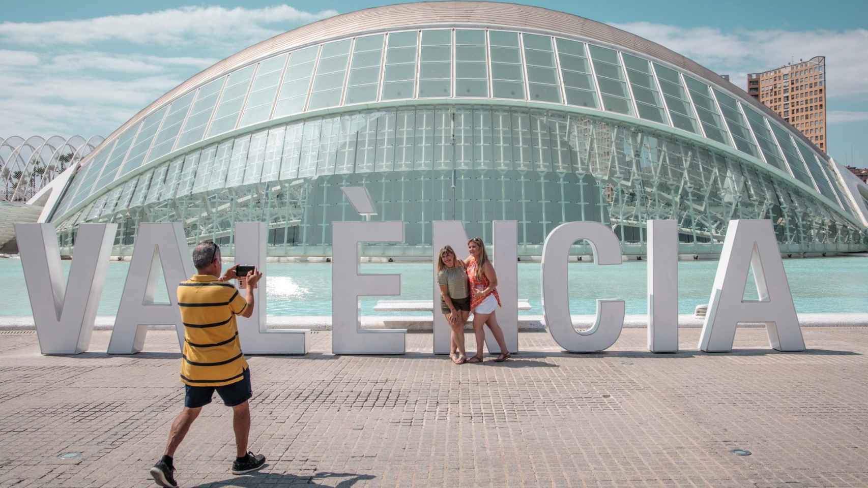 Dos mujeres fotografiándose en Valencia.