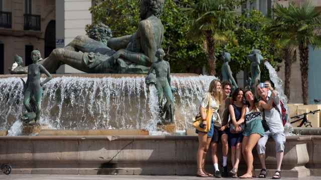 Un grupo de turistas en una plaza valenciana, en imagen de archivo.
