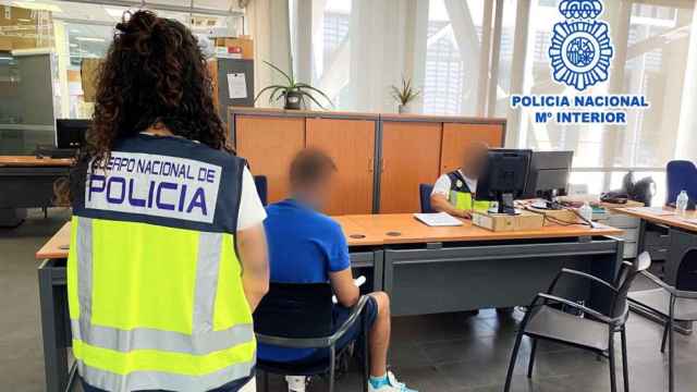 El arrestado en la Comisaría de Alicante.