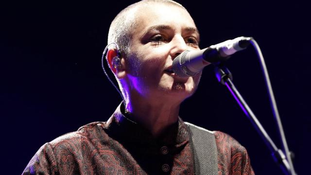 Sinéad O'Connor durante un concierto en 2013