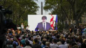 Acto central de campaña en Barcelona protagonizado por Puigdemont a través de una pantalla.