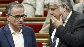 Los portavoces de ERC, Josep Maria Jové (i), y de JxCat, Albert Batet (d), durante el pleno del Parlamento de Cataluña, este miércoles.