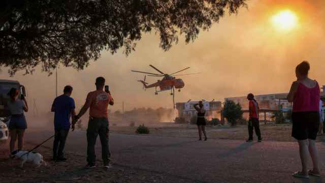 Un helicóptero trabaja en las tareas de extinción en Grecia