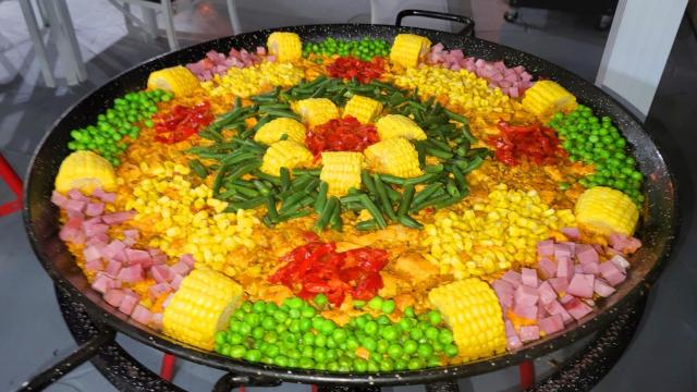 Una de las 'paellas' que preparan en el catering.