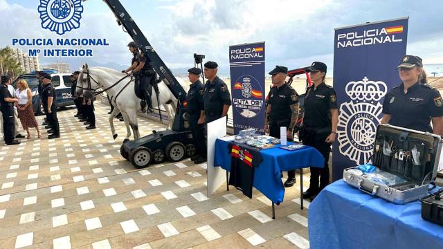 La Policía Nacional presenta algunos de sus efectivos para la Operación Verano en Alicante.