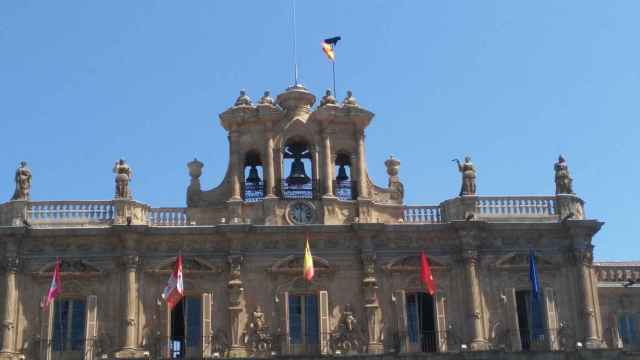 La Mariseca ondea en la espadaña del Ayuntamiento de Salamanca en la Plaza Mayor