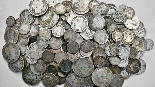 Monedas de plata ensuciadas.