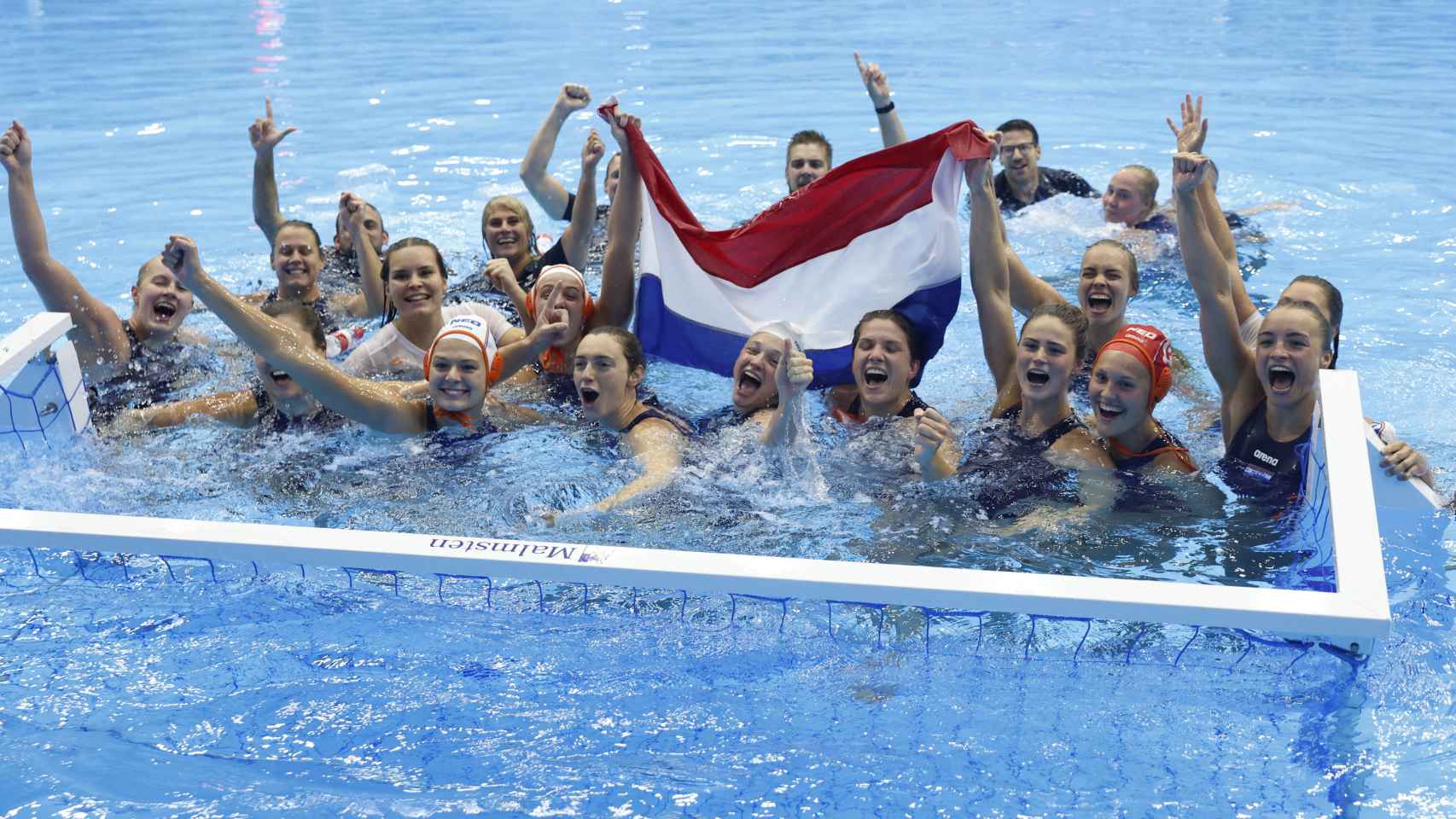 La selección de Países Bajos celebra la victoria en la final del Mundial de waterpolo femenino