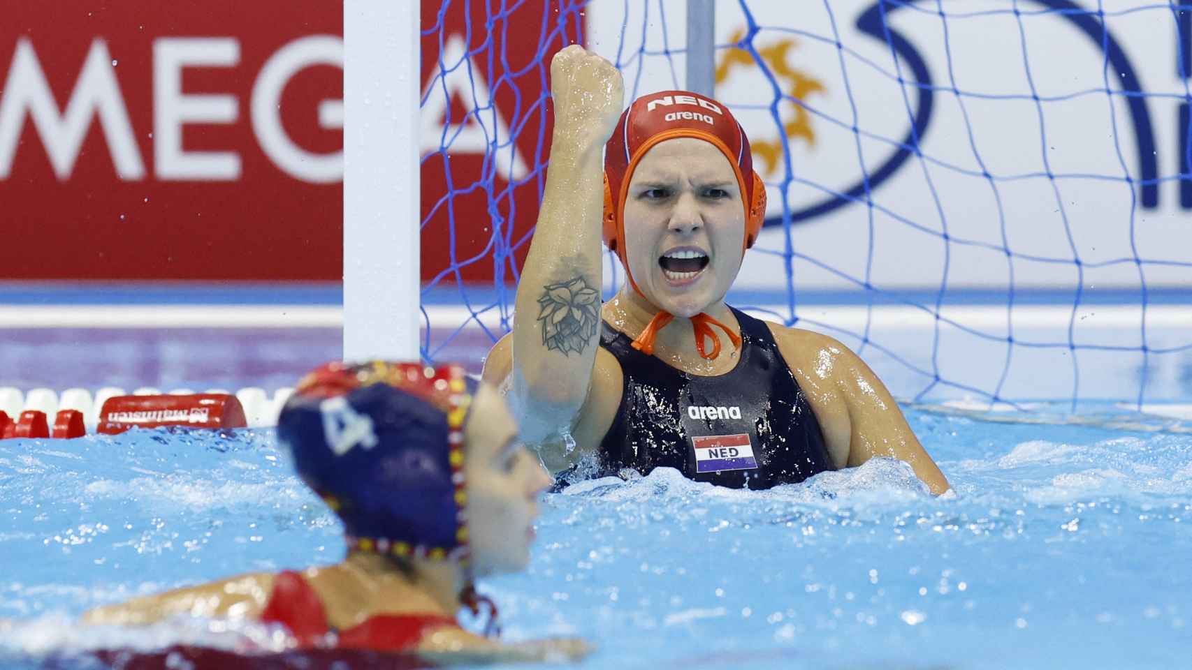 La portera neerlandesa Laura Aarts celebra durante la final del Mundial de waterpolo femenino