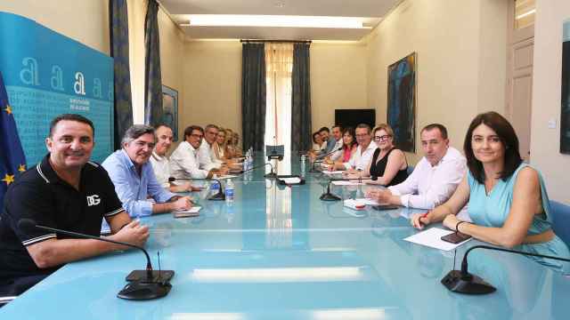 Reunión de diputados con delegaciones en la Diputación de Alicante.
