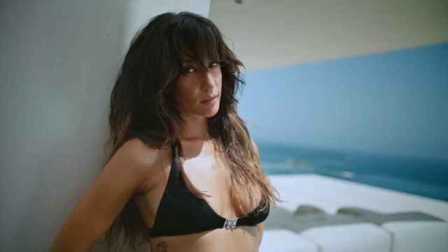 Fotograma de María Pedraza en el videoclip de Myke Towers.