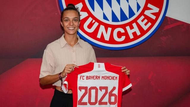 Natalia Padilla posa con la camiseta del Bayern de Múnich.