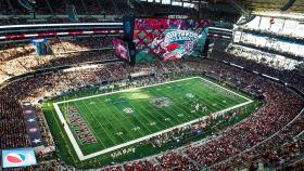 Panorámica del AT&T Stadium en pleno evento.