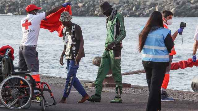 La Cruz Roja atiende a inmigrantes llegados en patera a Gran Canaria, el pasado 10 de julio.