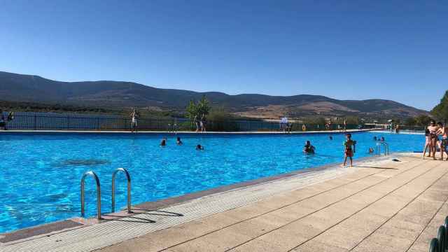 Conoce la piscina natural más grande de Madrid: con vistas a la Sierra y al lado de un embalse