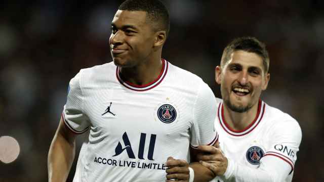 Mbappé y Verratti celebran un gol con el PSG