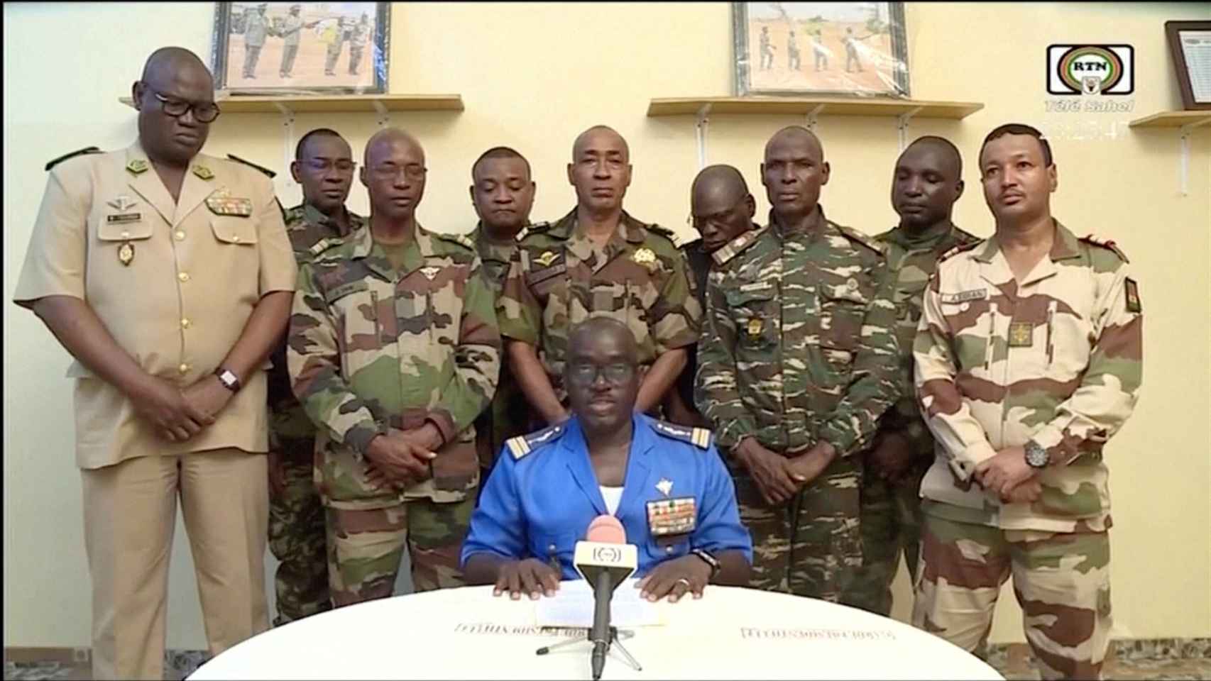 El coronel Amadou Adramane durante la intervención en la televisión nacional después de que el presidente Mohamed Bazoum  fuera retenido en el palacio presidencial.