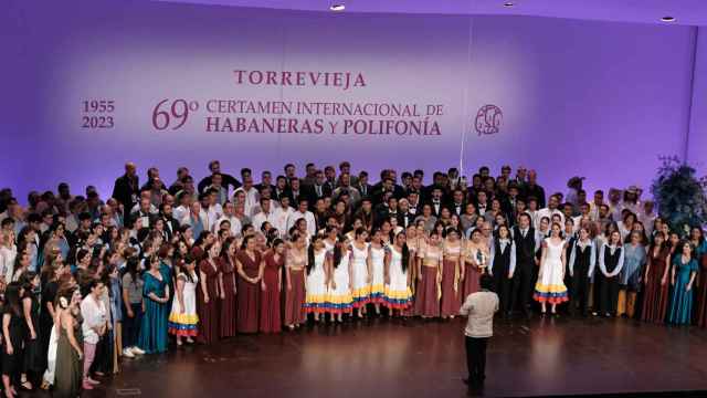 Una de las actuaciones finales del certamen de Torrevieja, con los diferentes coros unidos.