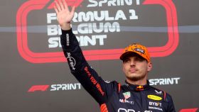 Verstappen saluda tras la victoria en la carrera al sprint en el GP de Bélgica.