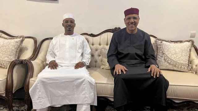 Presidente de Níger (derecha), Mohamed Bazoum,  junto a su homónimo de Chad (izquierda), Deby Itno.