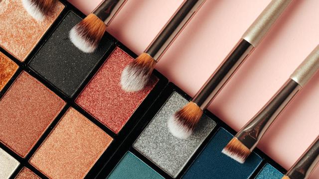Un estuche de maquillaje.