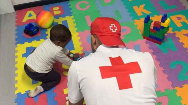 El bebé de año y medio, atendido por personal de Cruz Roja Alicante.