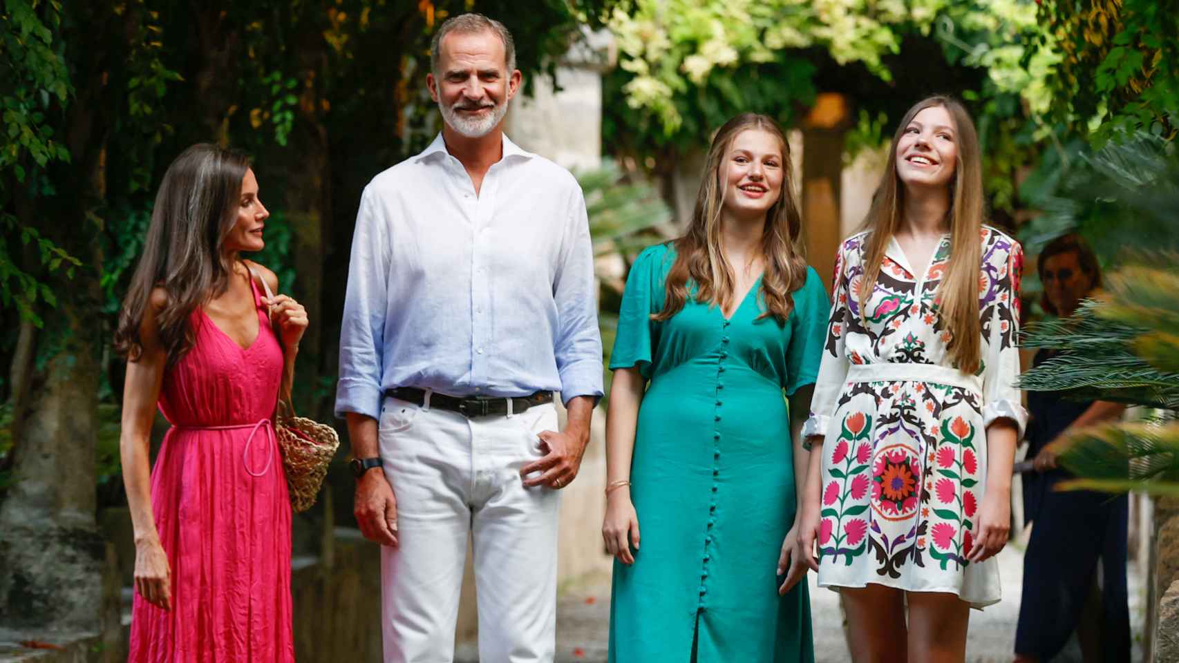 Primeras imágenes de la Familia Real en Palma: su precioso paseo por los Jardines de Alfabia