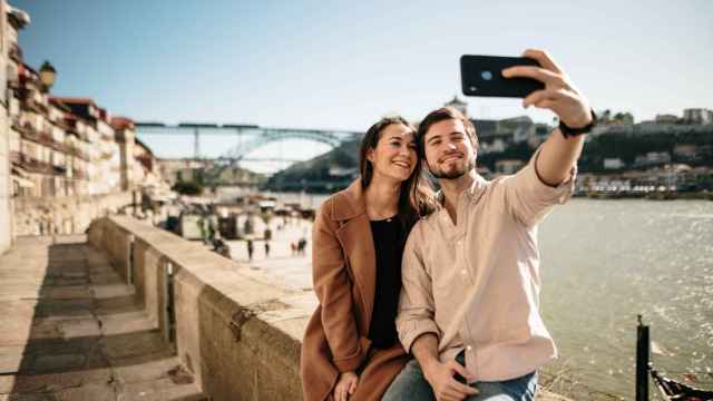 Una pareja haciéndose un selfie en un paseo fluvial