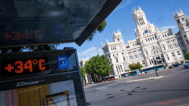 Imagen de un termómetro en Cibeles marcando 34 grados.