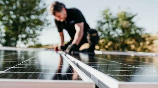 Un operario instalando placas solares